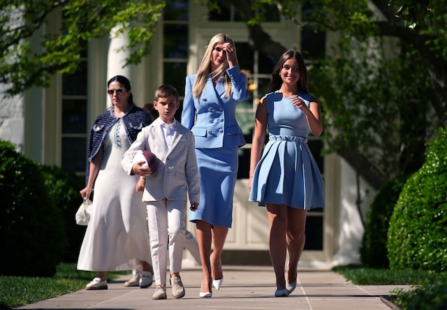 "Tiểu c&ocirc;ng ch&uacute;a Nh&agrave; Trắng" dạo n&agrave;y: Con g&aacute;i Ivanka Trump mỗi lần xuất hiện l&agrave; một lần tỏa s&aacute;ng- Ảnh 4.
