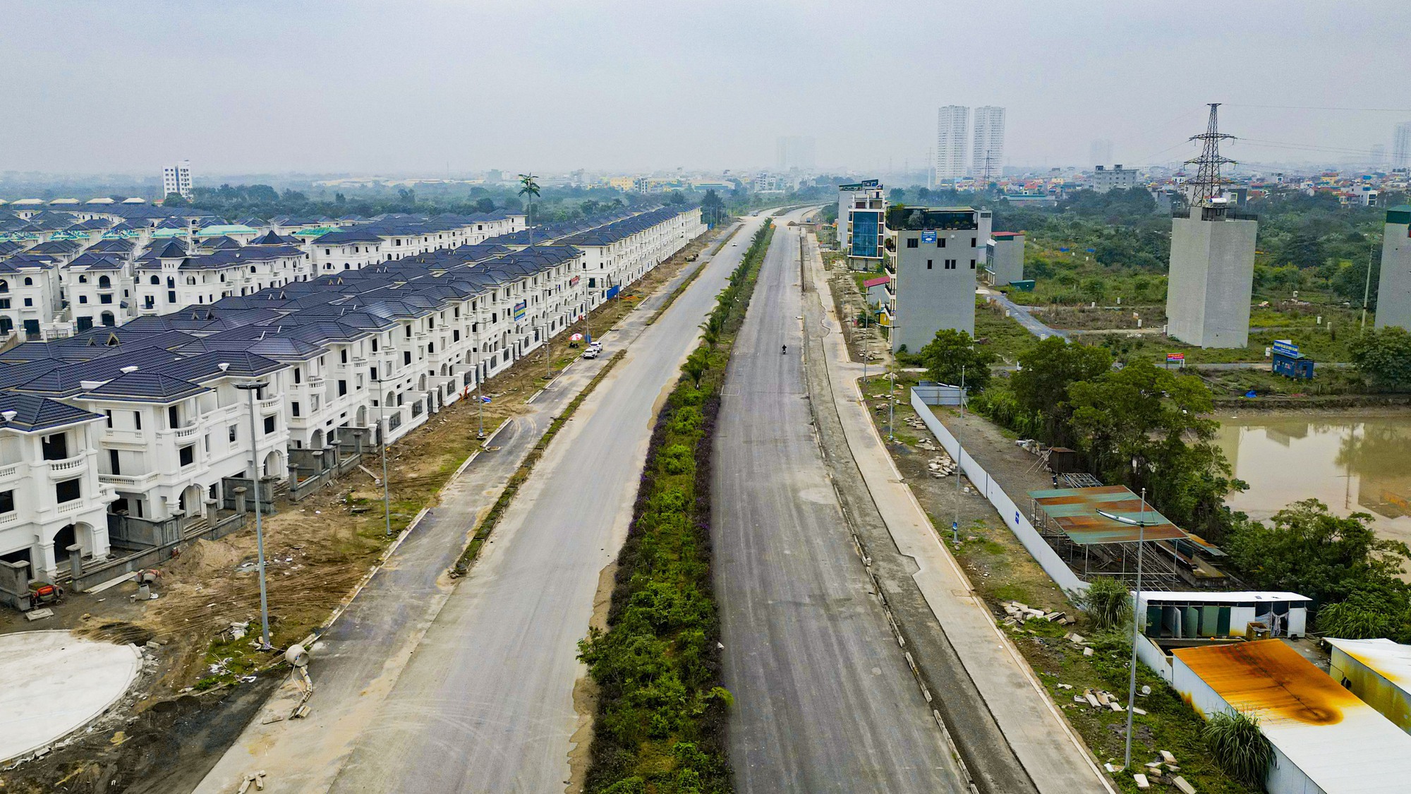 Loạt dự án nghìn tỷ này triển khai, đã khiến giới nhà giàu tại "làng biệt thự" triệu đô giữa lòng Hà Nội không khỏi vui mừng - Ảnh 1. Loạt dự án nghìn tỷ này triển khai, đã khiến giới nhà giàu tại "làng biệt thự" triệu đô giữa lòng Hà Nội không khỏi vui mừng - Ảnh 1.