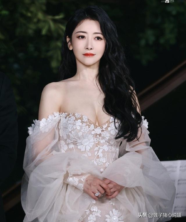 Nữ thần cổ trang bị bạn trai tung ảnh nóng chấn động, nay có cái kết bất ngờ bên “hồng hài nhi” - Ảnh 1. Nữ thần cổ trang bị bạn trai tung ảnh nóng chấn động, nay có cái kết bất ngờ bên “hồng hài nhi” - Ảnh 1.