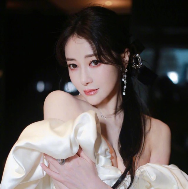 Nữ thần cổ trang bị bạn trai tung ảnh nóng chấn động, nay có cái kết bất ngờ bên “hồng hài nhi” - Ảnh 6. Nữ thần cổ trang bị bạn trai tung ảnh nóng chấn động, nay có cái kết bất ngờ bên “hồng hài nhi” - Ảnh 6.