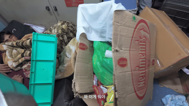 Cô gái lần đầu đi tàu hoả ở Ấn Độ một mình, phải thốt lên: "Đây là trải nghiệm tồi tệ nhất cuộc đời tôi!" - Ảnh 4.