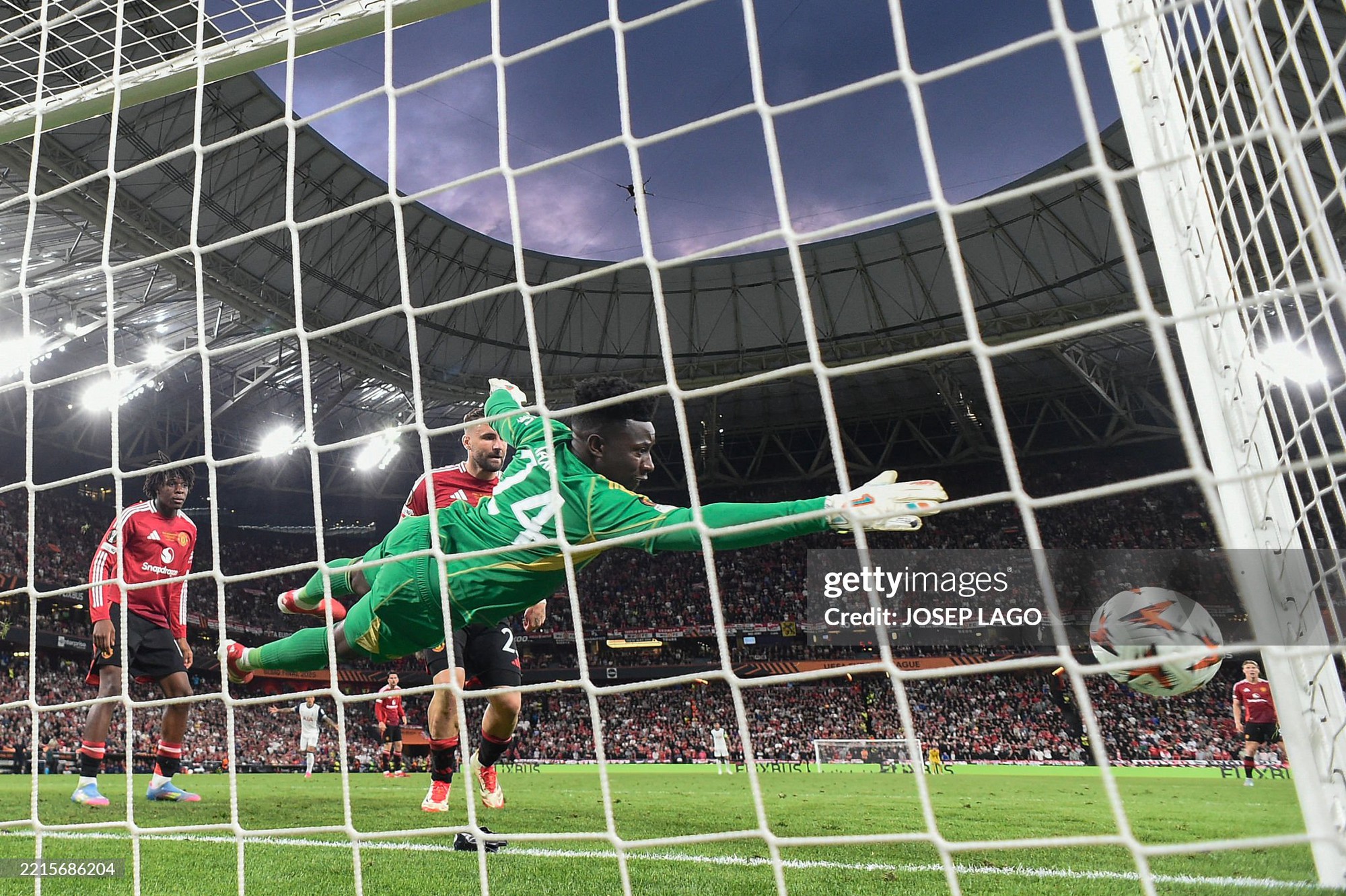 MU tan vỡ trước Tottenham, thủ môn Onana bị ám ảnh bởi “lời nguyền” thất bại 100% - Ảnh 1.