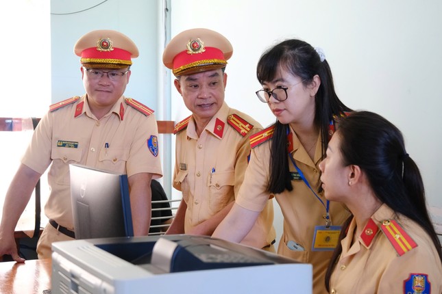 Công an Lâm Đồng lần đầu sát hạch lái xe hơn 500 học viên - Ảnh 7.