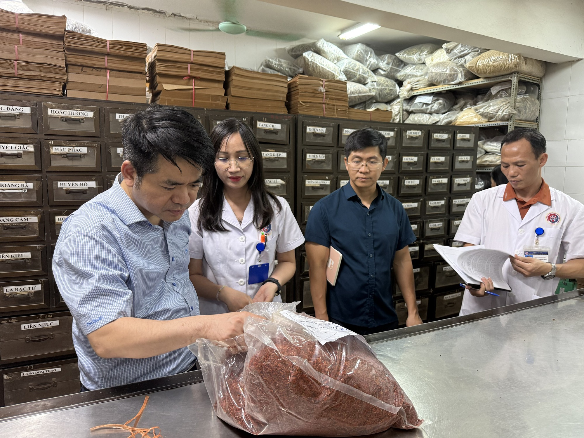 Bộ Y tế kiểm tra đồng loạt mỹ phẩm , thuốc và sữa nhằm ngăn chặn hàng giả - Ảnh 1. Bộ Y tế kiểm tra đồng loạt mỹ phẩm , thuốc và sữa nhằm ngăn chặn hàng giả - Ảnh 1.