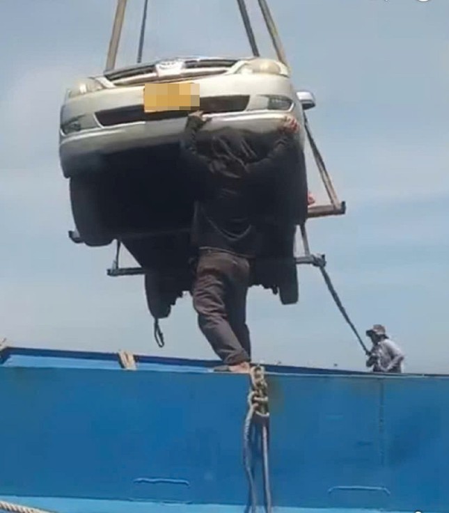 Chi tiền triệu, thuê tàu đưa ô tô ‘vượt biển’ vào đất liền để đăng kiểm - Ảnh 3.