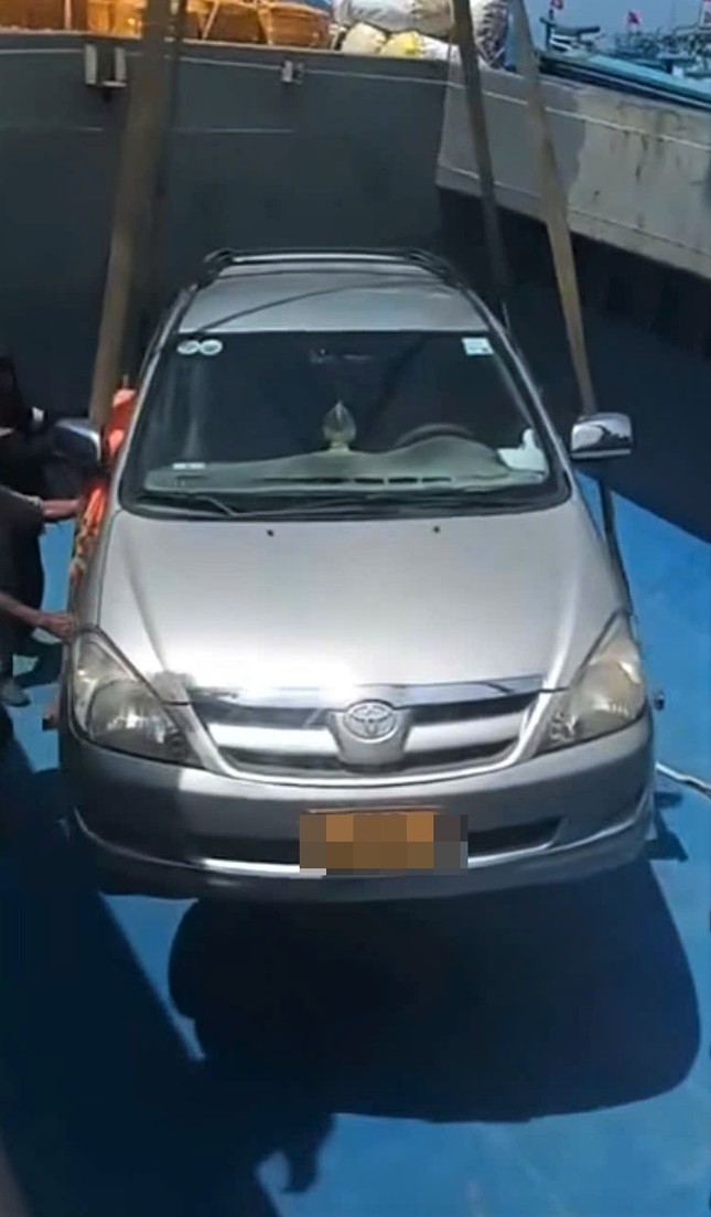 Chi tiền triệu, thuê tàu đưa ô tô ‘vượt biển’ vào đất liền để đăng kiểm - Ảnh 2.