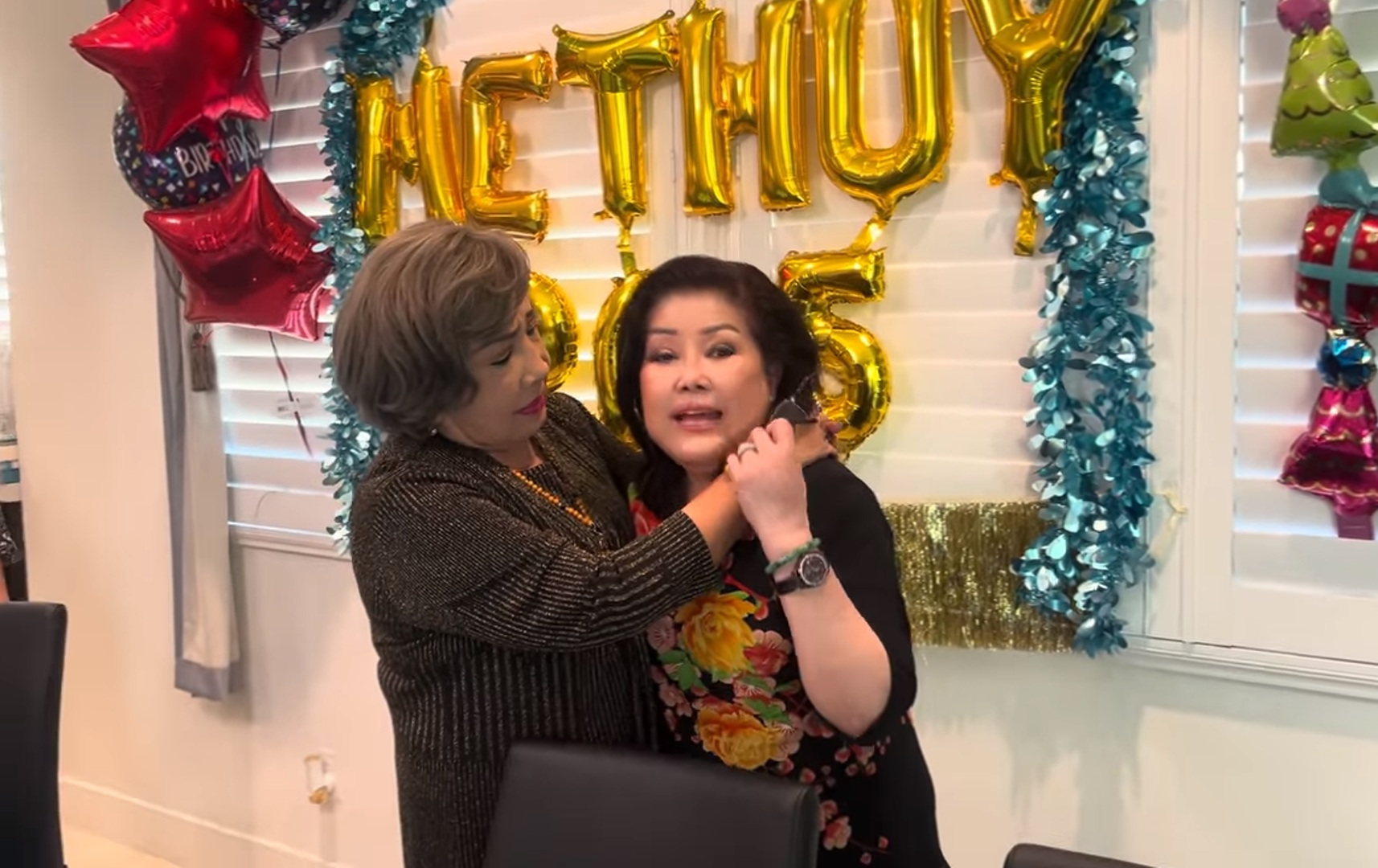 NSND Lệ Thủy mượn biệt thự tại Mỹ mở tiệc sinh nhật, bật khóc ôm một người- Ảnh 2.