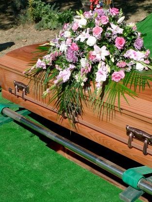 Mở quan tài, cả gia đình sốc nặng khi thấy người lạ nằm bên trong- Ảnh 1.