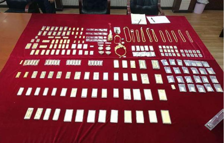 Tịch thu 20kg trang sức vàng và kim cương tại nhà 1 hacker - Ảnh 1.