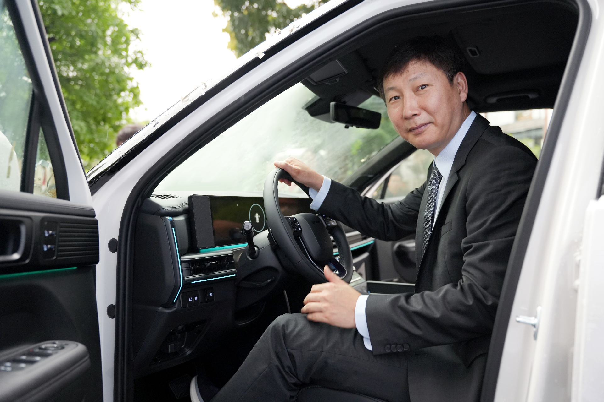 Hyundai Thành Công bàn giao xe Santa Fe bản cao nhất cho HLV tuyển Việt Nam Kim Sang-sik- Ảnh 4.