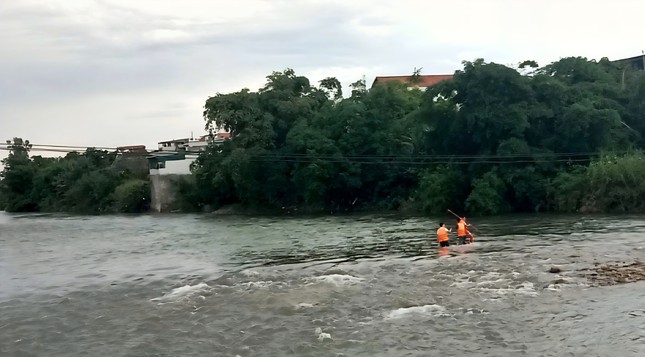 Tìm thấy nạn nhân cuối cùng vụ 7 học sinh bị lũ cuốn trôi ở Quảng Ninh - Ảnh 1. Tìm thấy nạn nhân cuối cùng vụ 7 học sinh bị lũ cuốn trôi ở Quảng Ninh - Ảnh 1.