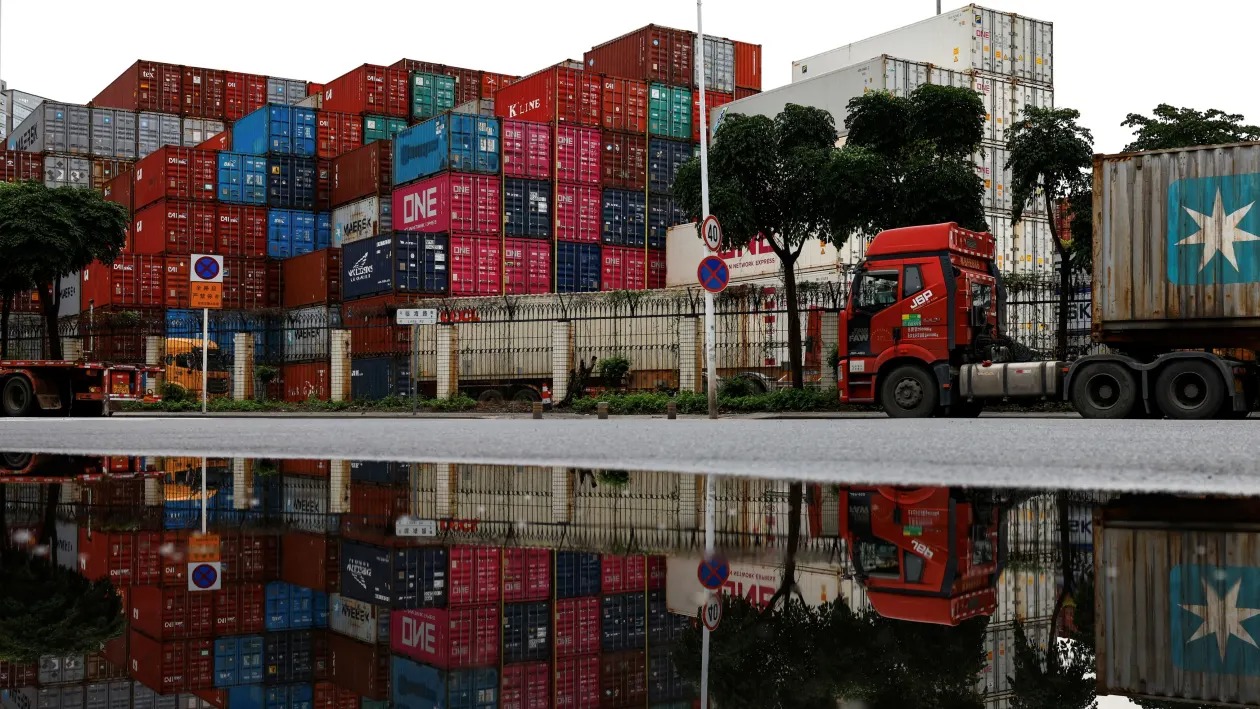 Tắt m&aacute;y, x&oacute;a mail, đổi t&ecirc;n: Người Trung Quốc tung chi&ecirc;u n&eacute; thuế, người Mỹ vội v&agrave;ng chốt đơn gi&aacute; rẻ - Ảnh 1.