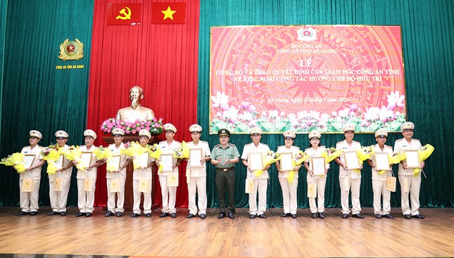 Hơn 150 cán bộ Công an nghỉ hưu tại An Giang và Sóc Trăng theo nguyện vọng cá nhân - Ảnh 1. Hơn 150 cán bộ Công an nghỉ hưu tại An Giang và Sóc Trăng theo nguyện vọng cá nhân - Ảnh 1.