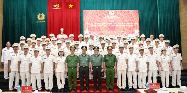 Hơn 150 cán bộ Công an nghỉ hưu tại An Giang và Sóc Trăng theo nguyện vọng cá nhân - Ảnh 2. Hơn 150 cán bộ Công an nghỉ hưu tại An Giang và Sóc Trăng theo nguyện vọng cá nhân - Ảnh 2.