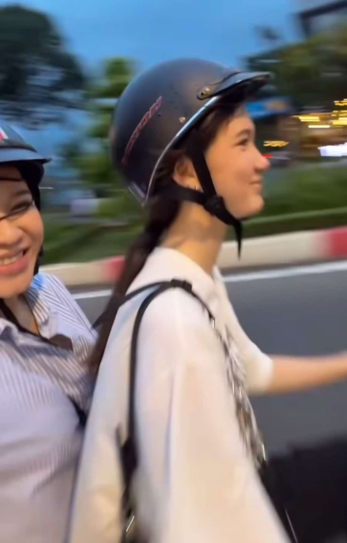 Em gái “chân dài” của Đặng Văn Lâm lộ mặt mộc cam thường vẫn xinh như búp bê, nhìn góc nghiêng mới thấy đỉnh chóp- Ảnh 1. Em gái “chân dài” của Đặng Văn Lâm lộ mặt mộc cam thường vẫn xinh như búp bê, nhìn góc nghiêng mới thấy đỉnh chóp- Ảnh 1.