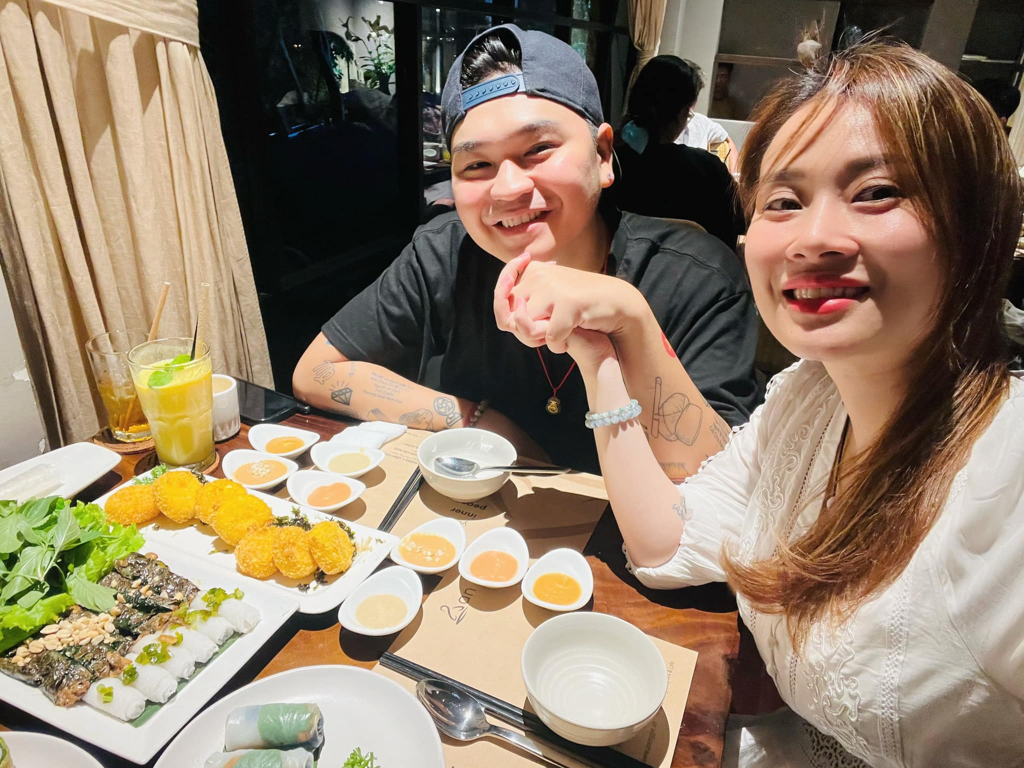 Nam ca sĩ Việt quấn quýt bên vợ hơn 8 tuổi, có 2 con riêng như thuở mới yêu- Ảnh 3.