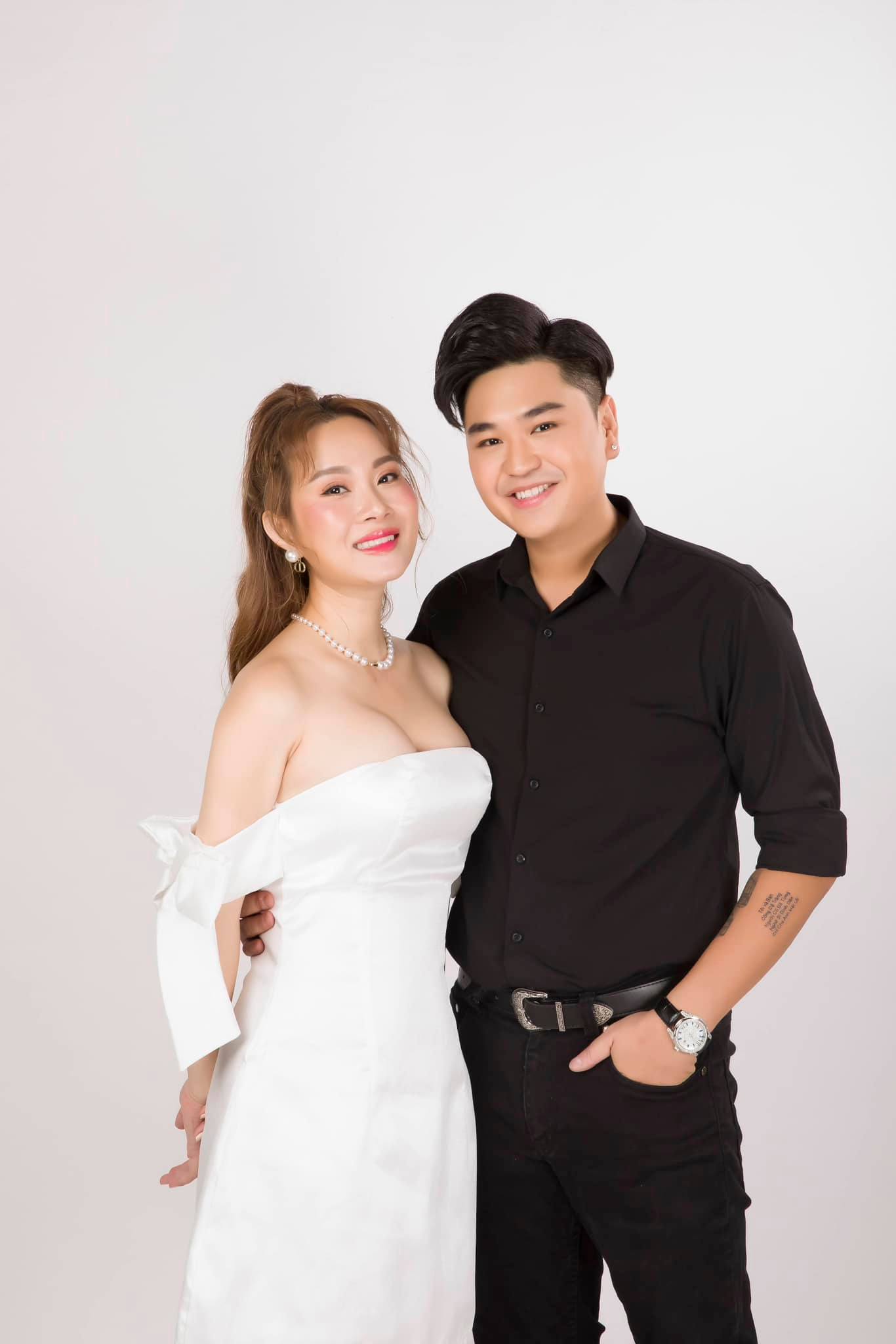 Nam ca sĩ Việt quấn quýt bên vợ hơn 8 tuổi, có 2 con riêng như thuở mới yêu- Ảnh 7.