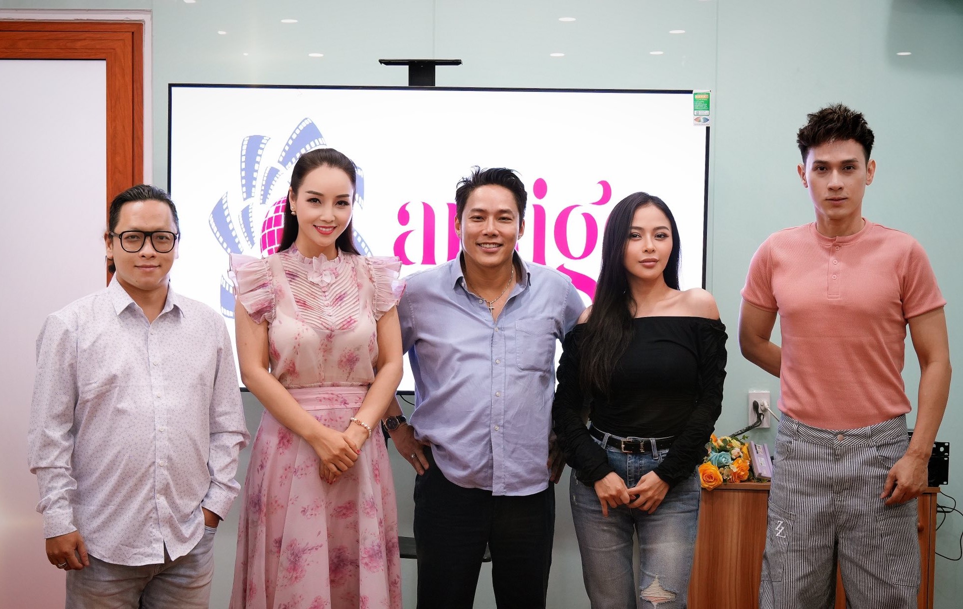 Ca sĩ Nguyên Vũ tìm diễn viên cho "Em đẹp em có quyền" - Ảnh 2. Ca sĩ Nguyên Vũ tìm diễn viên cho "Em đẹp em có quyền" - Ảnh 2.