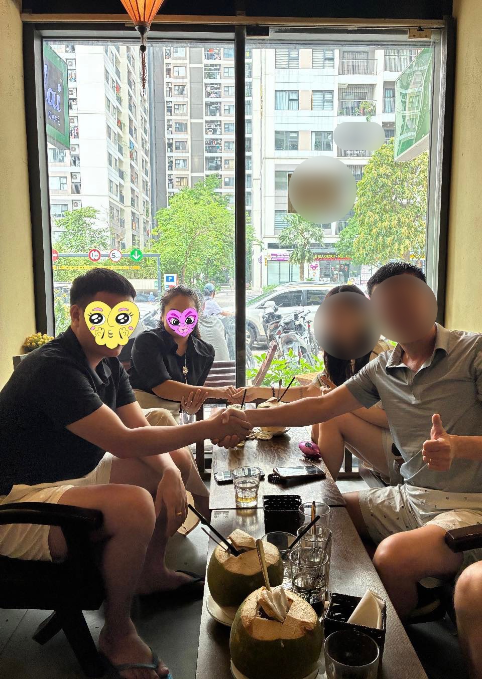 Người bị chặn thang máy trong vụ gia đình PTTC làm mất tai nghe có phản ứng bất ngờ- Ảnh 2. Người bị chặn thang máy trong vụ gia đình PTTC làm mất tai nghe có phản ứng bất ngờ- Ảnh 2.