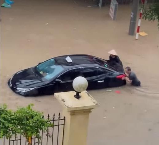 Mưa lớn tại Tuyên Quang , Yên Bái gây ngập lụt nghiêm trọng , Nhà cửa chìm trong nước - Ảnh 1.