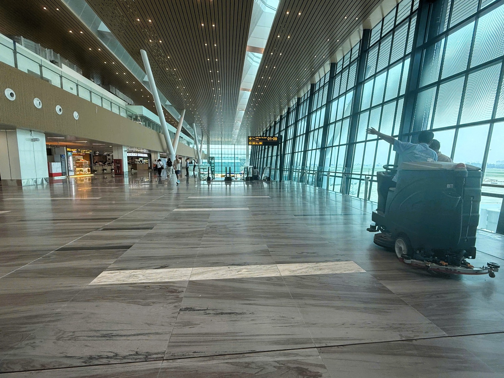 Cục hàng không yêu cầu khắc phục khiếm khuyết Nhà ga T3 Tân Sơn Nhất - Ảnh 1. Cục hàng không yêu cầu khắc phục khiếm khuyết Nhà ga T3 Tân Sơn Nhất - Ảnh 1.