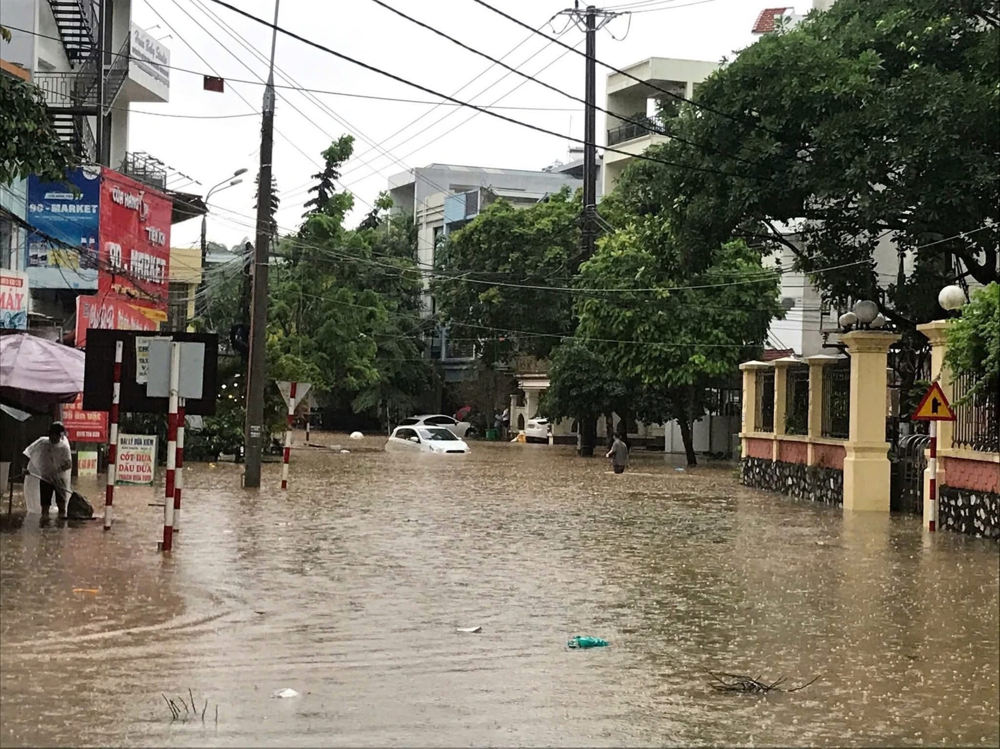 Mưa lớn tại Tuyên Quang , Yên Bái gây ngập lụt nghiêm trọng , Nhà cửa chìm trong nước - Ảnh 2.