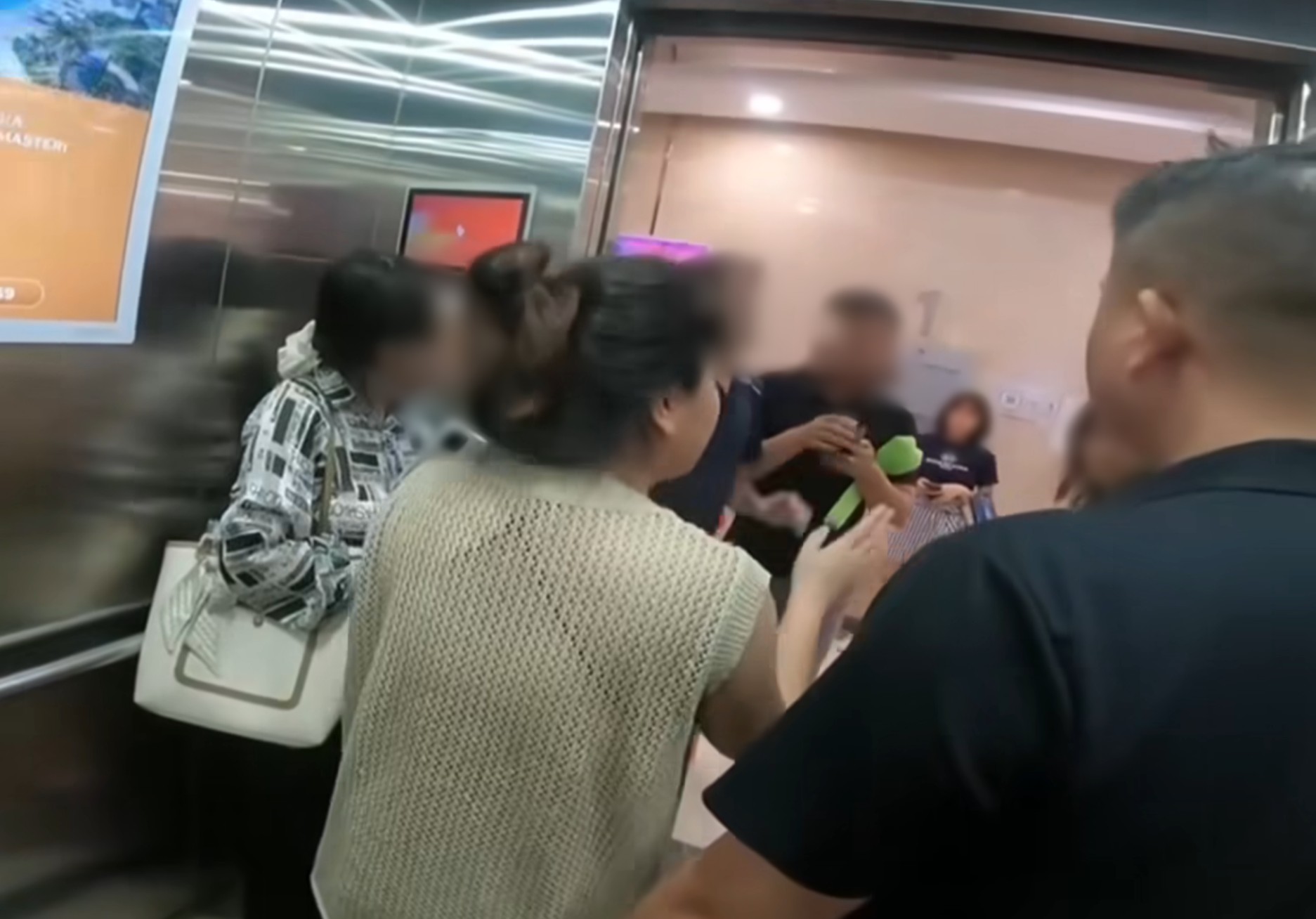 Người bị chặn thang máy trong vụ gia đình PTTC làm mất tai nghe có phản ứng bất ngờ- Ảnh 1. Người bị chặn thang máy trong vụ gia đình PTTC làm mất tai nghe có phản ứng bất ngờ- Ảnh 1.