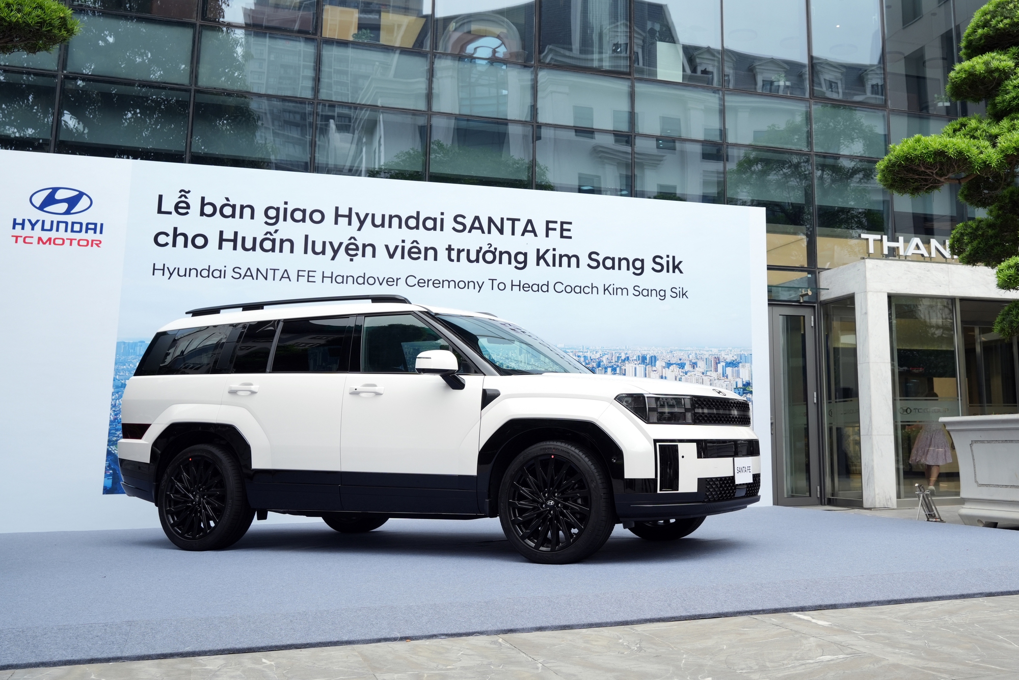 Hyundai Thành Công bàn giao xe Santa Fe bản cao nhất cho HLV tuyển Việt Nam Kim Sang-sik- Ảnh 1.