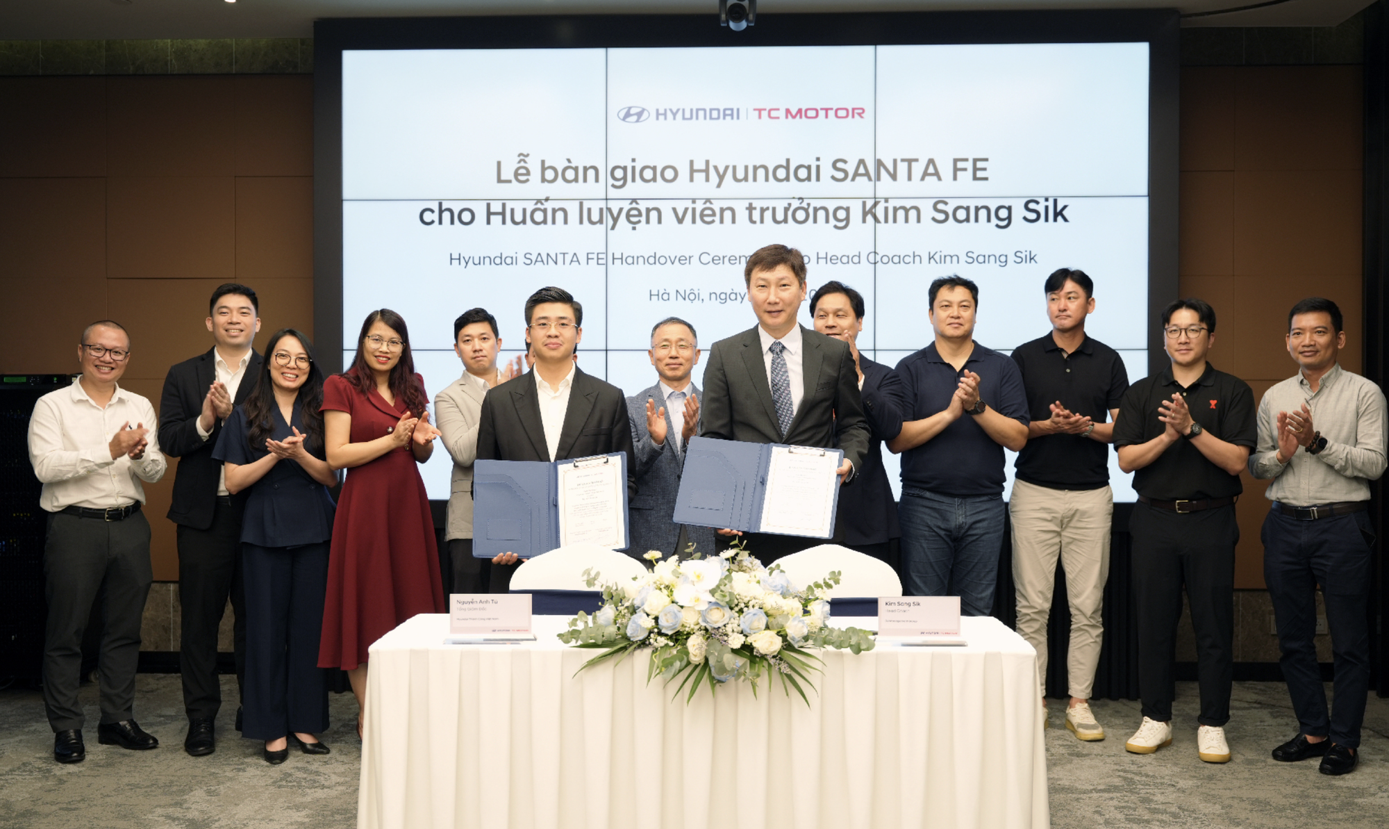 Hyundai Thành Công bàn giao xe Santa Fe bản cao nhất cho HLV tuyển Việt Nam Kim Sang-sik- Ảnh 2.