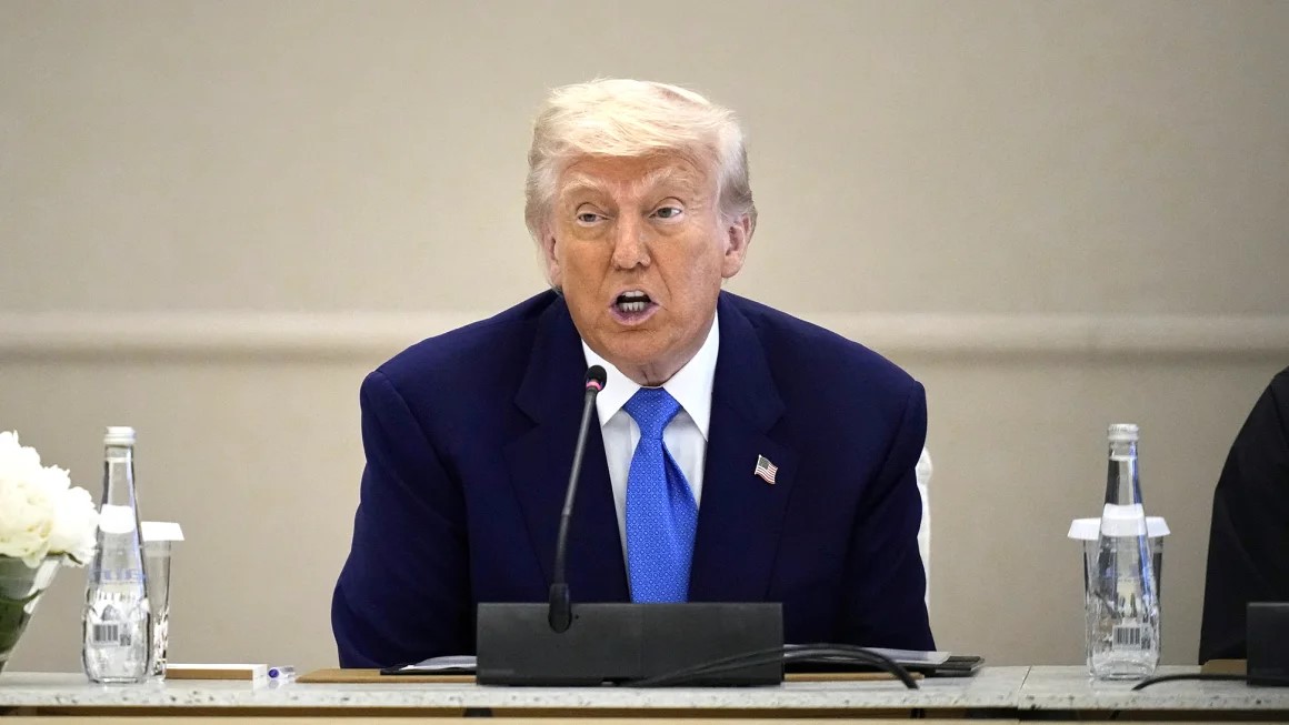 Tổng thống Donald Trump bất ngờ đe dọa áp thuế 50% lên hàng hóa EU- Ảnh 1.