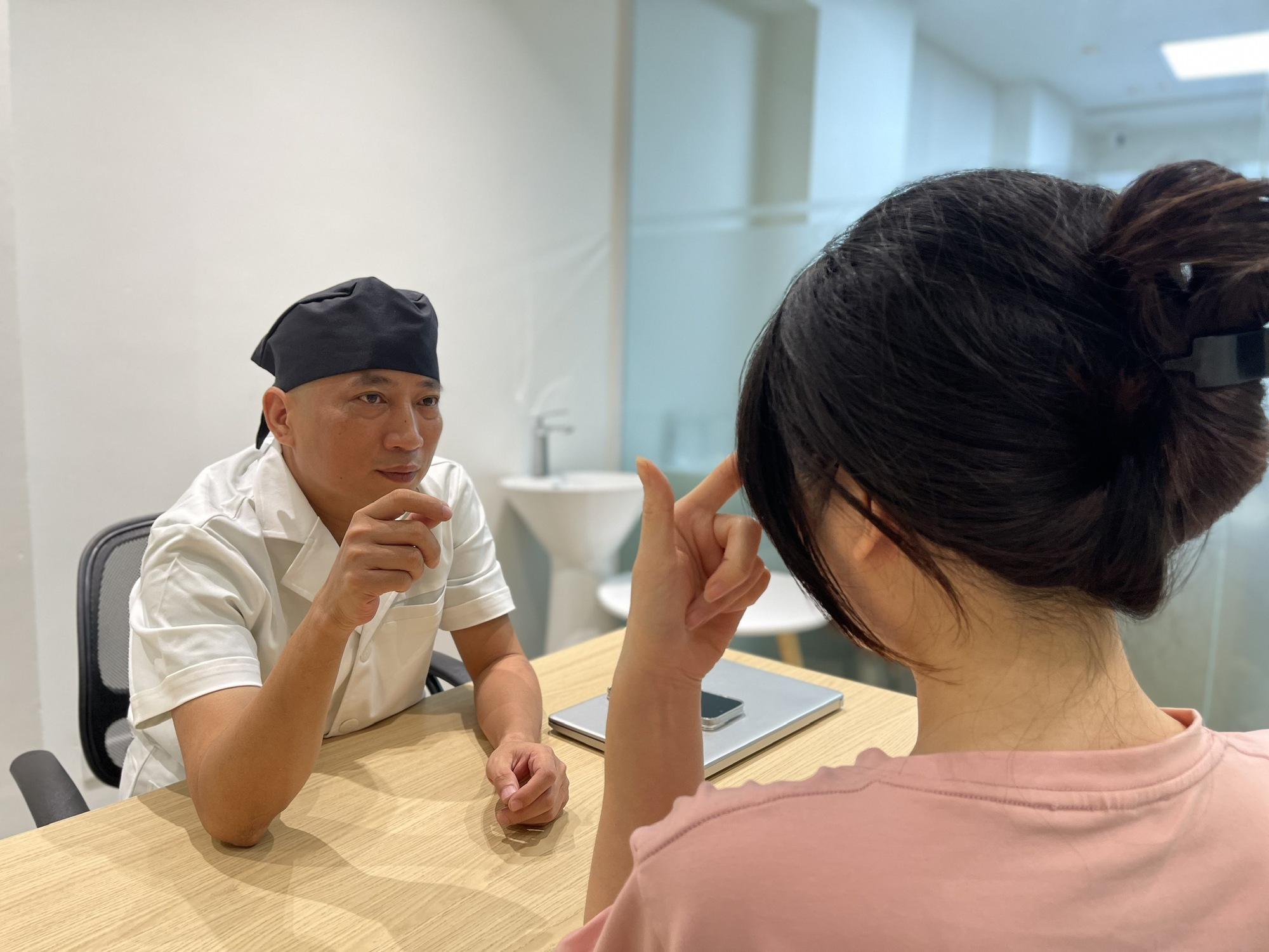 Nữ sinh 22 tuổi mắt kh&ocirc;ng nhắm k&iacute;n, chảy nước mắt li&ecirc;n tục v&igrave; th&oacute;i quen l&agrave;m đẹp "bất chấp" của nhiều người- Ảnh 4.