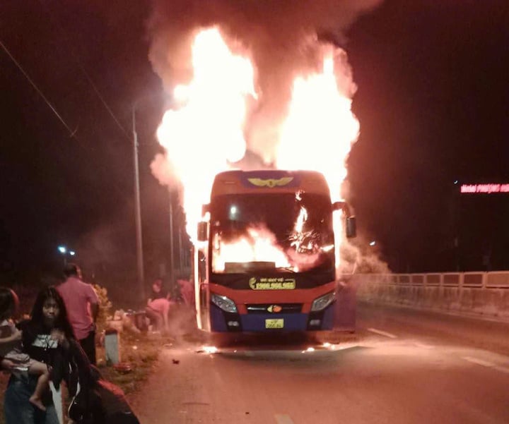 Xe khách bốc cháy trên quốc lộ 1 qua khánh hòa , 34 hành khách thoát nạn kịp thời - Ảnh 1. Xe khách bốc cháy trên quốc lộ 1 qua khánh hòa , 34 hành khách thoát nạn kịp thời - Ảnh 1.