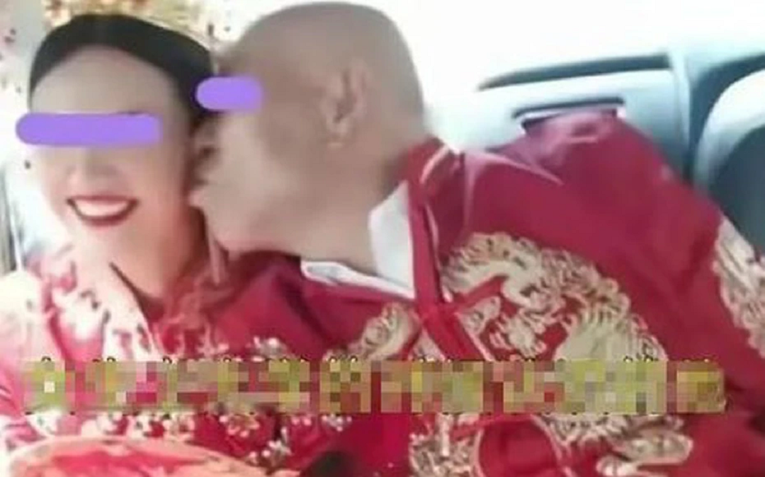 C&ocirc; g&aacute;i 25 tuổi cưới chồng 60 tuổi, bố mẹ kh&oacute;c như mưa khi đi đưa d&acirc;u- Ảnh 1.