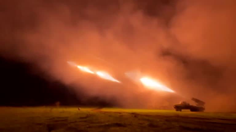 Chưa từng có: Nga trút 30 đòn trả đũa Ukraine, ông Putin tuyên bố nóng – Hạn chót để Kiev đầu hàng cận kề? - Ảnh 1.