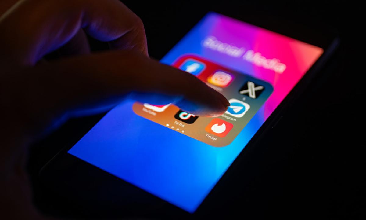 Telegram và những bê bối rúng động toàn cầu: Là "mảnh đất màu mỡ của tội phạm" với hàng loạt đường dây lừa đảo, ấu dâm; nhà sáng lập bị cáo buộc 12 tội danh imagen de archivo de una persona a punto de acceder a la app de telegram en su smartphone 1748015530583 17480155307041802971365