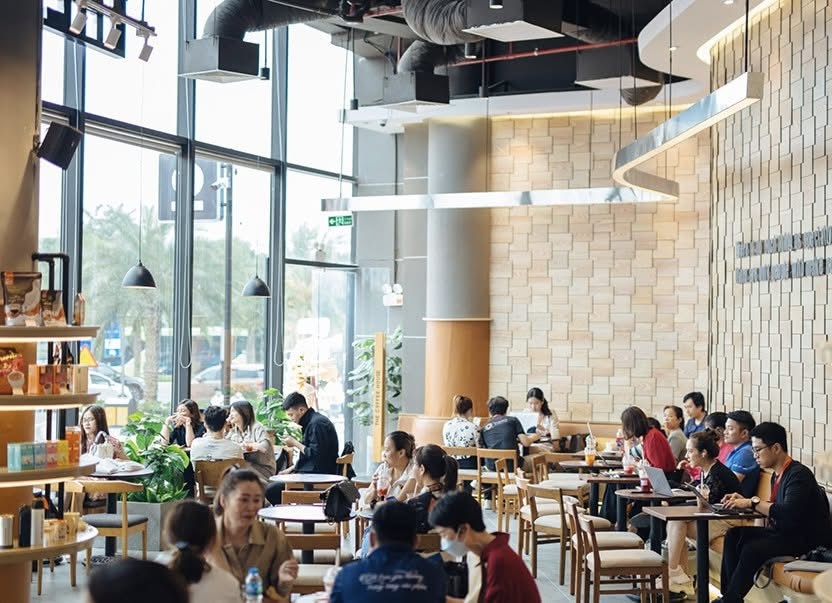 Xôn xao chuỗi cà phê The Coffee House bịt ổ điện, cộng đồng mạng dậy sóng: “Đuổi khéo” khách ngồi lâu? - Ảnh 3. Xôn xao chuỗi cà phê The Coffee House bịt ổ điện, cộng đồng mạng dậy sóng: “Đuổi khéo” khách ngồi lâu? - Ảnh 3.