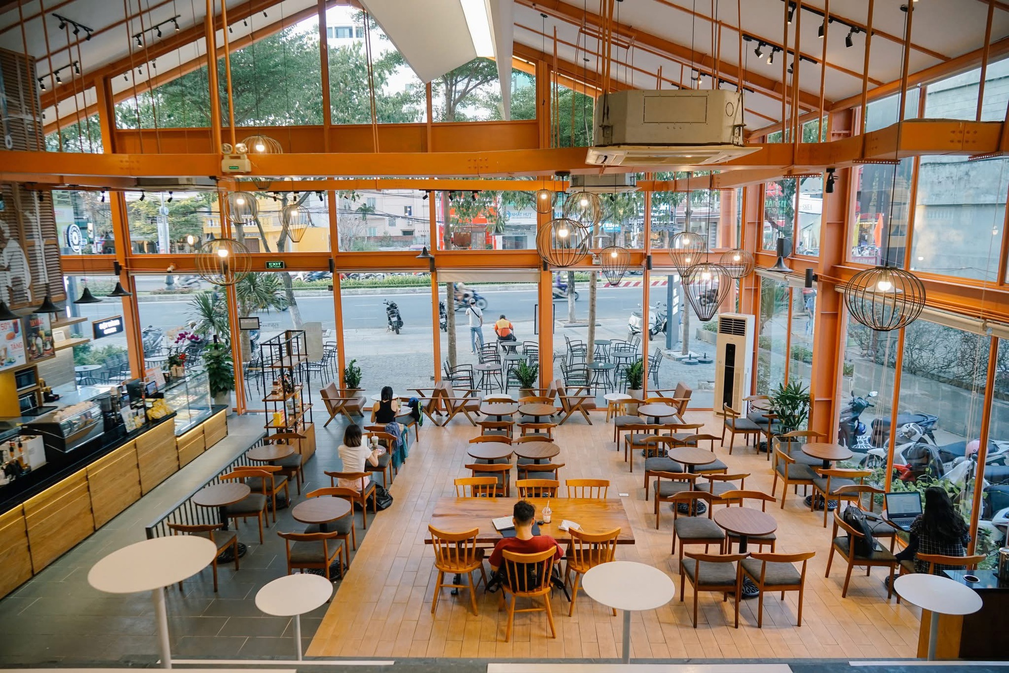 Xôn xao chuỗi cà phê The Coffee House bịt ổ điện, cộng đồng mạng dậy sóng: “Đuổi khéo” khách ngồi lâu? - Ảnh 4. Xôn xao chuỗi cà phê The Coffee House bịt ổ điện, cộng đồng mạng dậy sóng: “Đuổi khéo” khách ngồi lâu? - Ảnh 4.