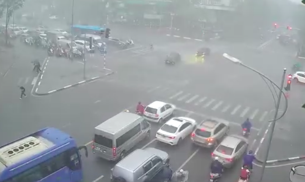 Hà Nội mưa lớn gây ngập lụt nhiều quận: Cảnh báo khẩn cấp cho người dân - Ảnh 1.