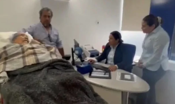 Cụ bà 96 tuổi liệt giường vẫn phải ra ngân hàng để nhận lương hưu - Ảnh 1.