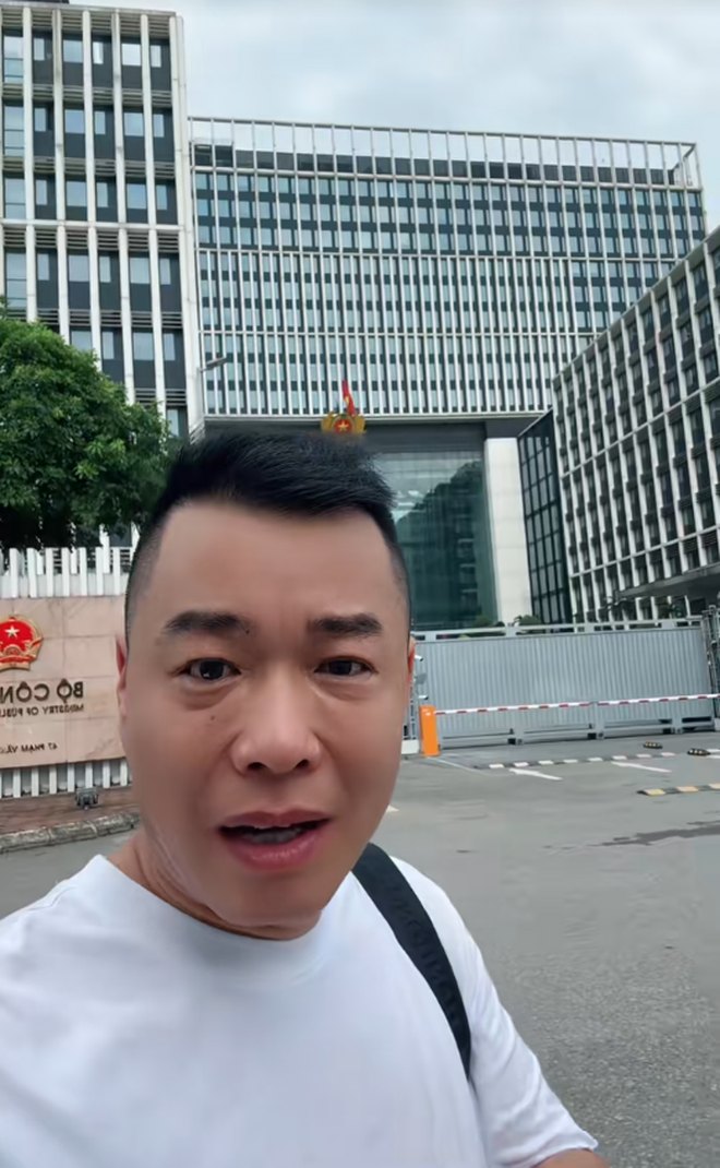 Tôn Bằng xuất hiện trước cổng cơ quan chức năng sau gần 2 tháng Hằng Du Mục bị bắt- Ảnh 2.