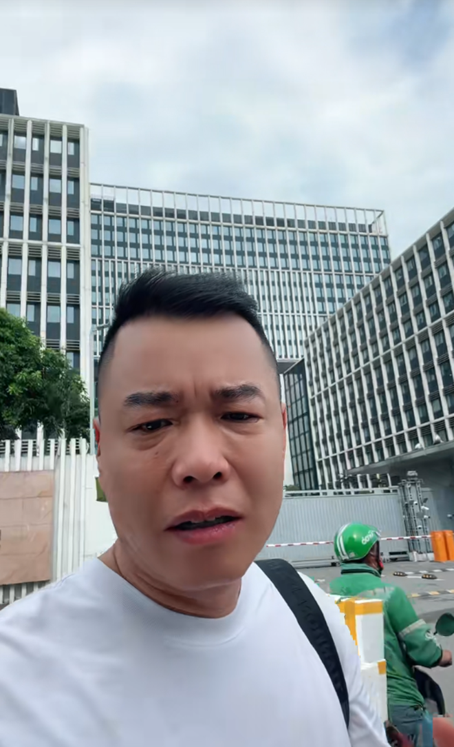 Tôn Bằng xuất hiện trước cổng cơ quan chức năng sau gần 2 tháng Hằng Du Mục bị bắt- Ảnh 1.