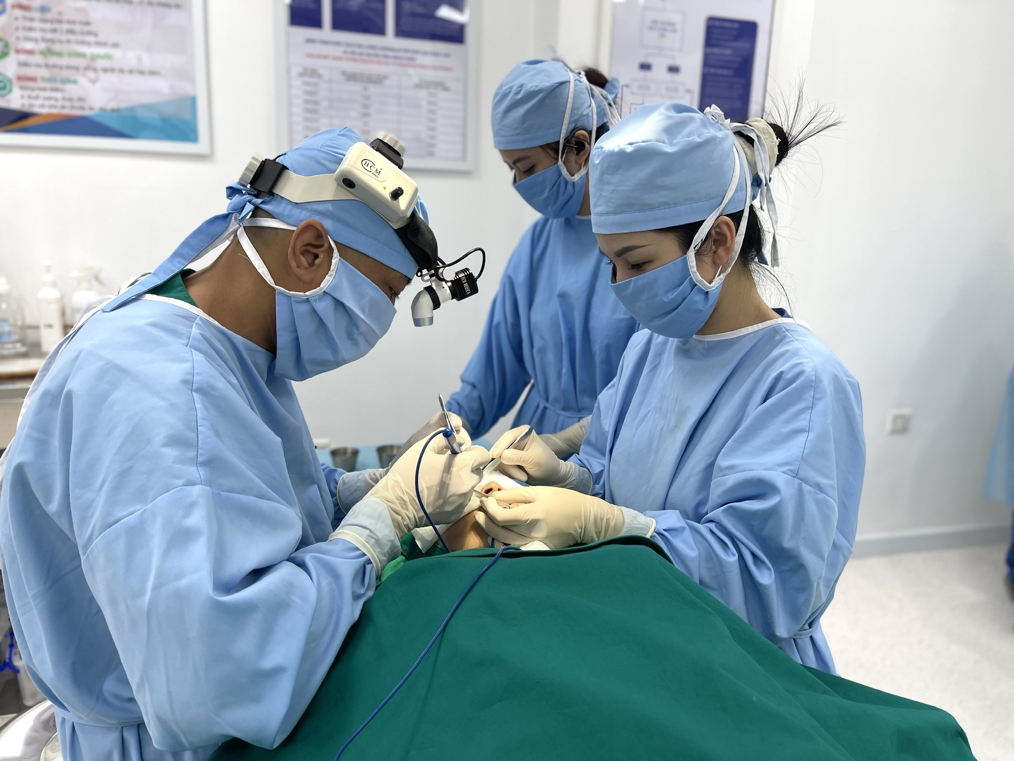 Nữ sinh 22 tuổi mắt kh&ocirc;ng nhắm k&iacute;n, chảy nước mắt li&ecirc;n tục v&igrave; th&oacute;i quen l&agrave;m đẹp "bất chấp" của nhiều người- Ảnh 5.