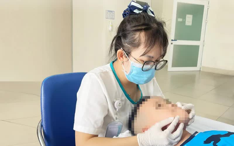 B&eacute; 5 tuổi bị liệt nửa mặt đột ngột: Cảnh b&aacute;o cha mẹ về căn bệnh trẻ c&oacute; thể gặp do nằm quạt, điều h&ograve;a trong m&ugrave;a h&egrave;- Ảnh 1.