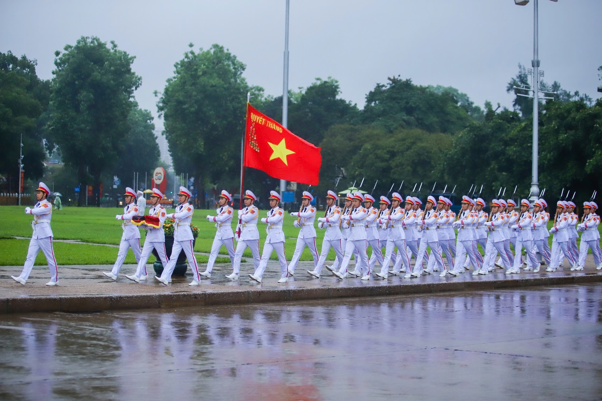 Lễ Quốc tang nguyên Chủ tịch nước Trần Đức Lương tại Quảng trường Ba Đình - Ảnh 1. Lễ Quốc tang nguyên Chủ tịch nước Trần Đức Lương tại Quảng trường Ba Đình - Ảnh 1.