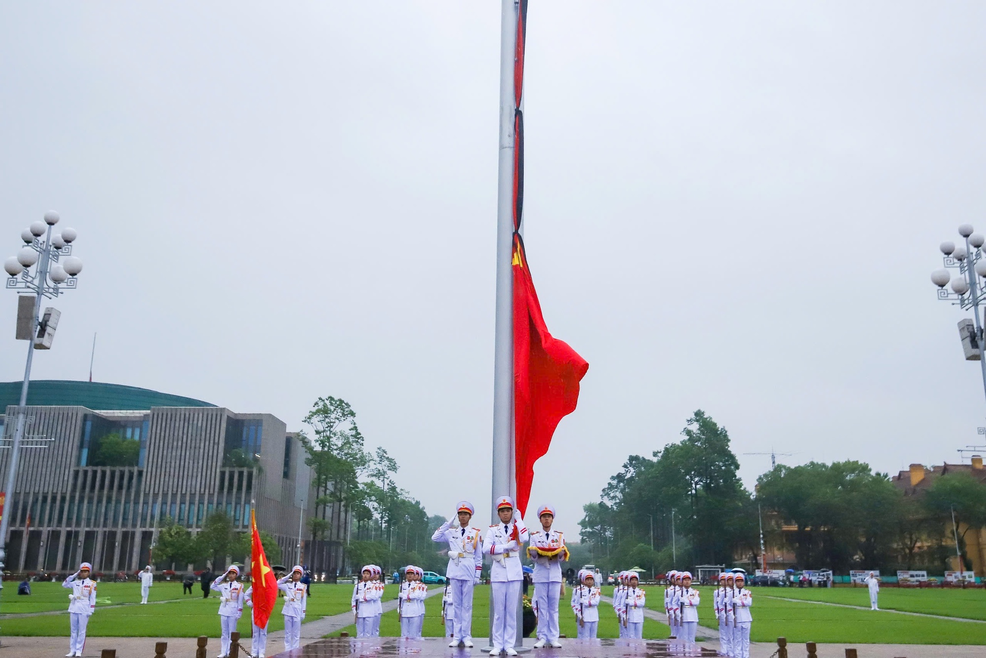 Lễ Quốc tang nguyên Chủ tịch nước Trần Đức Lương tại Quảng trường Ba Đình - Ảnh 9. Lễ Quốc tang nguyên Chủ tịch nước Trần Đức Lương tại Quảng trường Ba Đình - Ảnh 9.