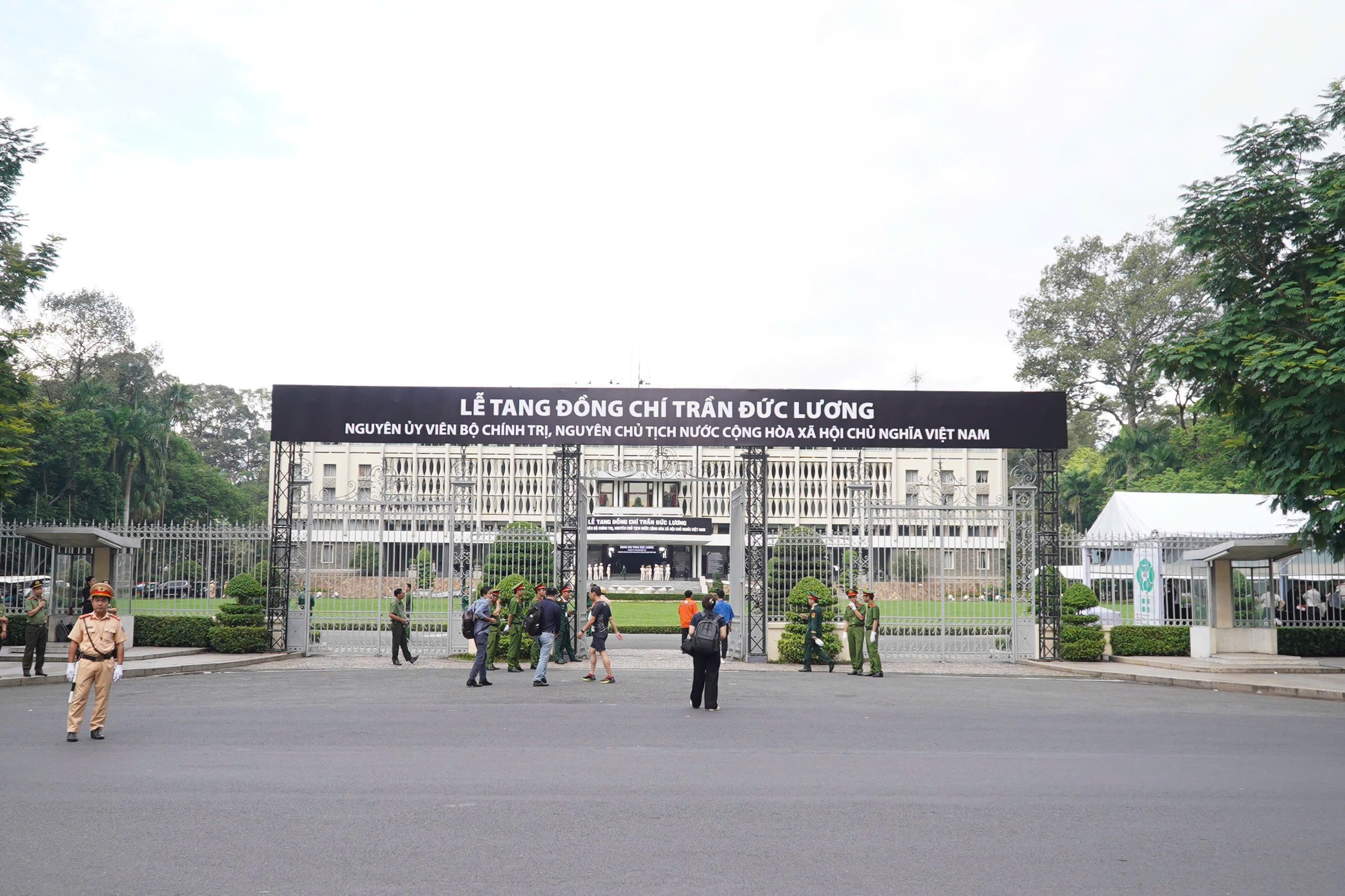 Lễ viếng nguyên Chủ tịch nước Trần Đức Lương tại TP HCM diễn ra trang trọng - Ảnh 1. Lễ viếng nguyên Chủ tịch nước Trần Đức Lương tại TP HCM diễn ra trang trọng - Ảnh 1.