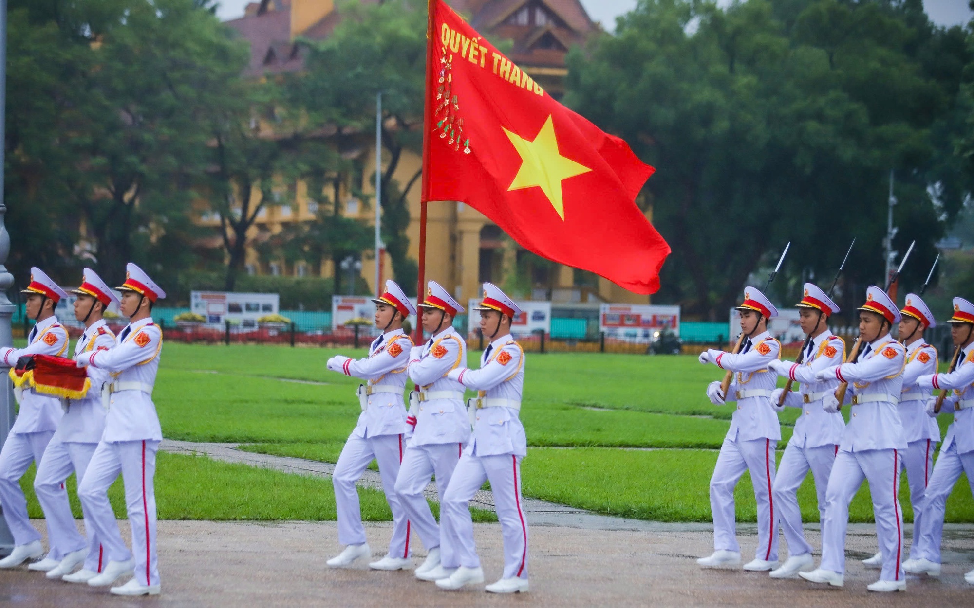 Lễ Quốc tang nguyên Chủ tịch nước Trần Đức Lương tại Quảng trường Ba Đình - Ảnh 2. Lễ Quốc tang nguyên Chủ tịch nước Trần Đức Lương tại Quảng trường Ba Đình - Ảnh 2.