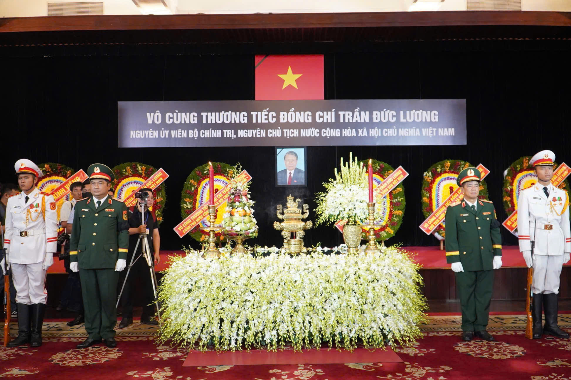 Lễ viếng nguyên Chủ tịch nước Trần Đức Lương tại TP HCM diễn ra trang trọng - Ảnh 10. Lễ viếng nguyên Chủ tịch nước Trần Đức Lương tại TP HCM diễn ra trang trọng - Ảnh 10.