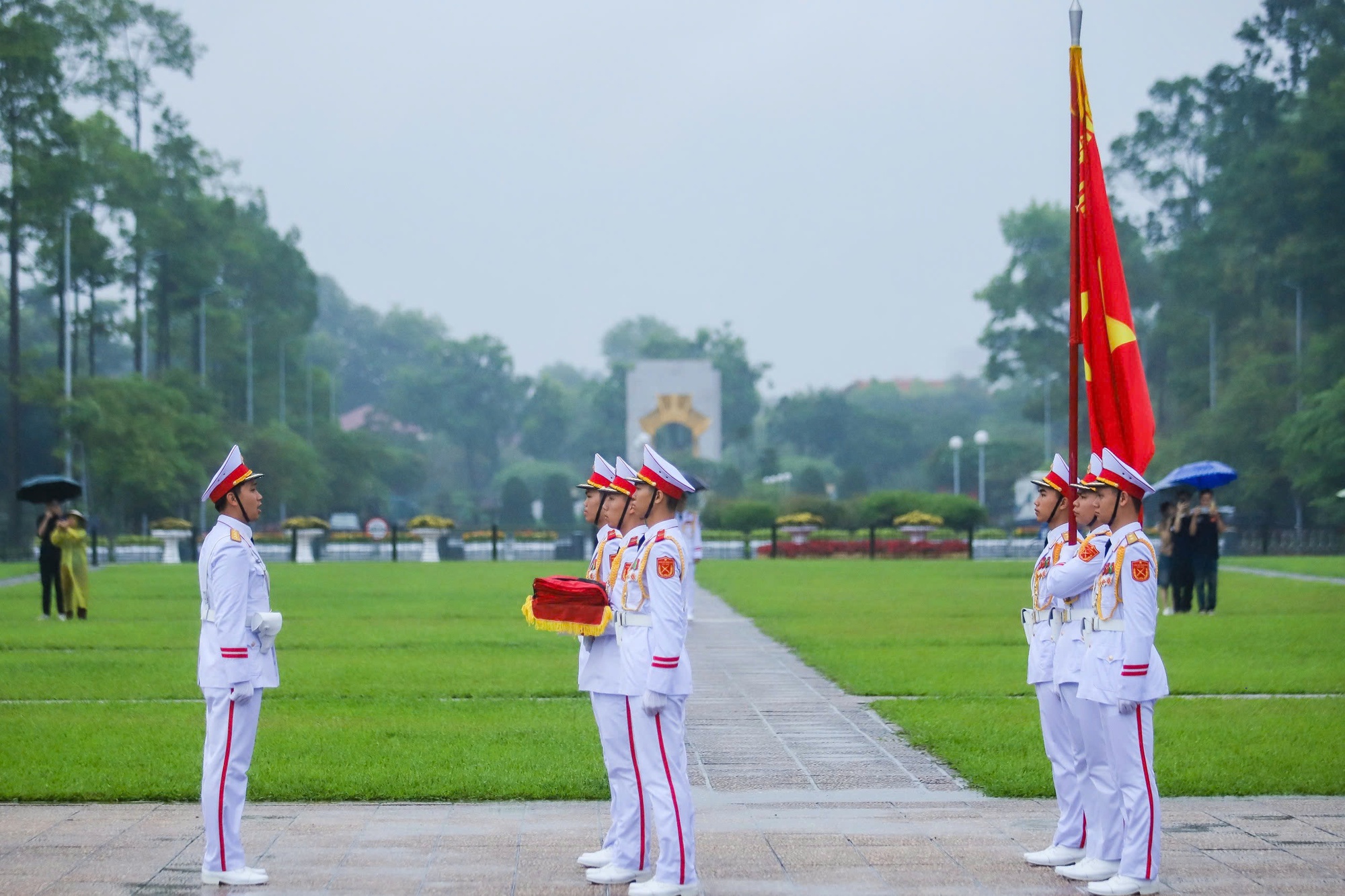 Lễ Quốc tang nguyên Chủ tịch nước Trần Đức Lương tại Quảng trường Ba Đình - Ảnh 3. Lễ Quốc tang nguyên Chủ tịch nước Trần Đức Lương tại Quảng trường Ba Đình - Ảnh 3.
