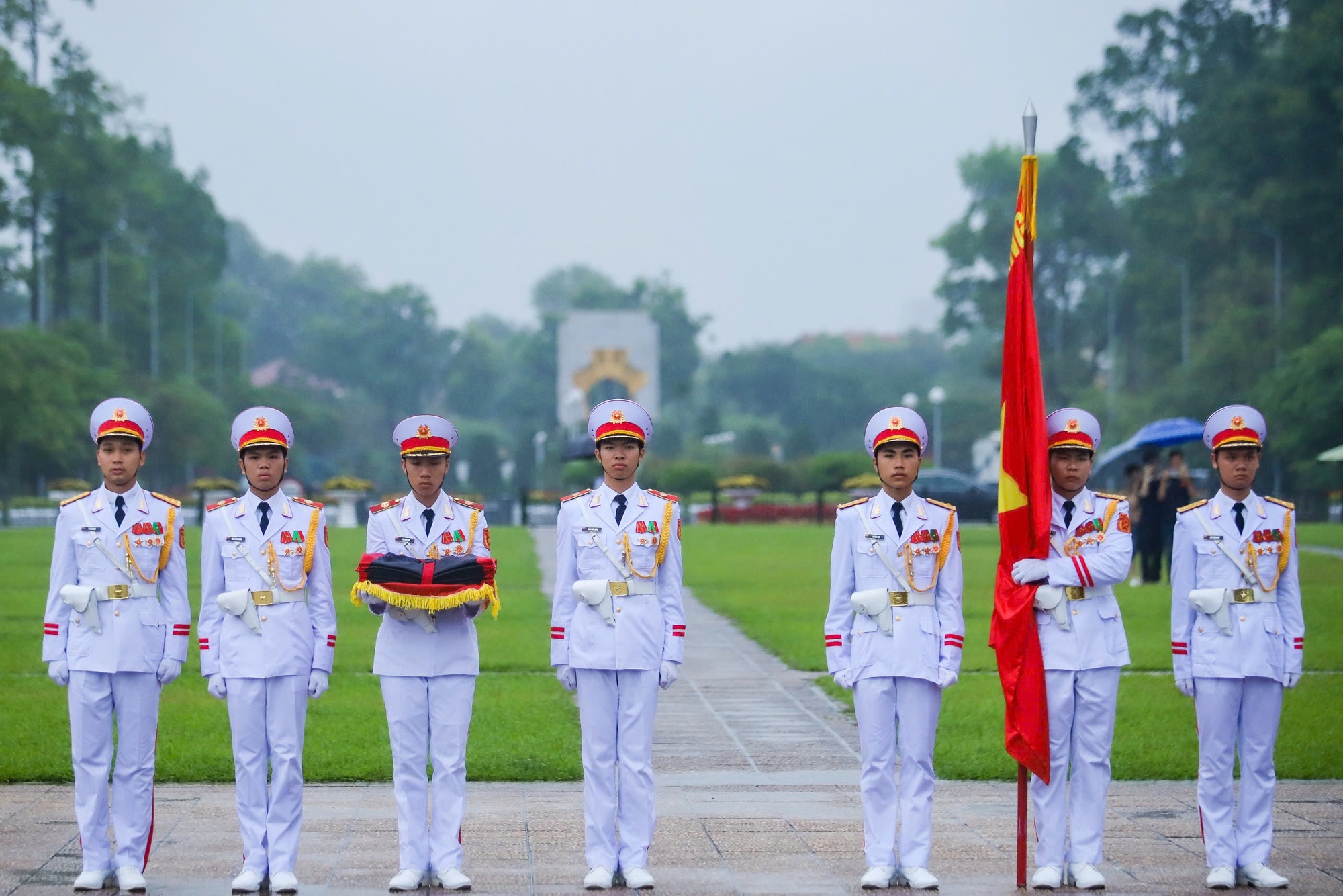 Lễ Quốc tang nguyên Chủ tịch nước Trần Đức Lương tại Quảng trường Ba Đình - Ảnh 4. Lễ Quốc tang nguyên Chủ tịch nước Trần Đức Lương tại Quảng trường Ba Đình - Ảnh 4.